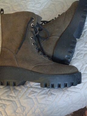 Source Unknown Women's Brown Lace-Up Ankle Boots with Black Lug Sole